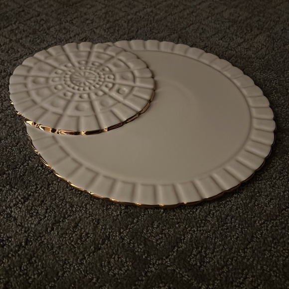 Michael Wainwright White with Gold Round Platter - Picture 4 of 8